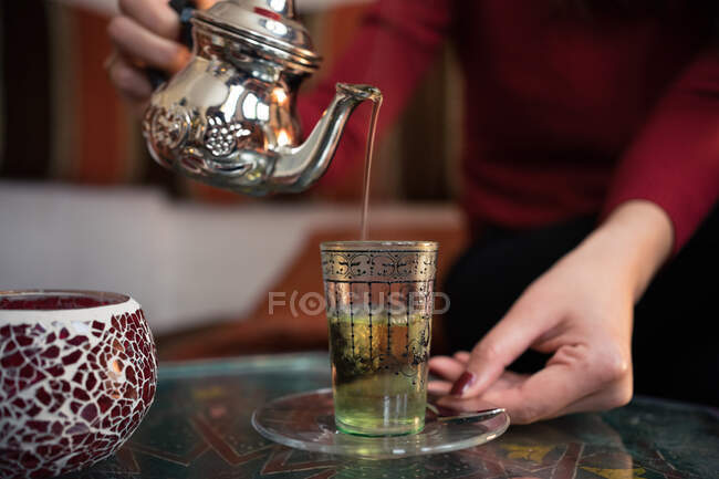 Mujer asiática disfrutando del té árabe - foto de stock