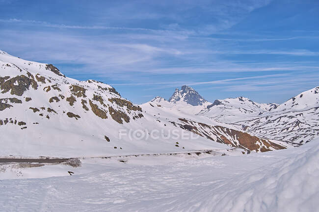 Maravillosa vista de las altas montañas de nieve - foto de stock