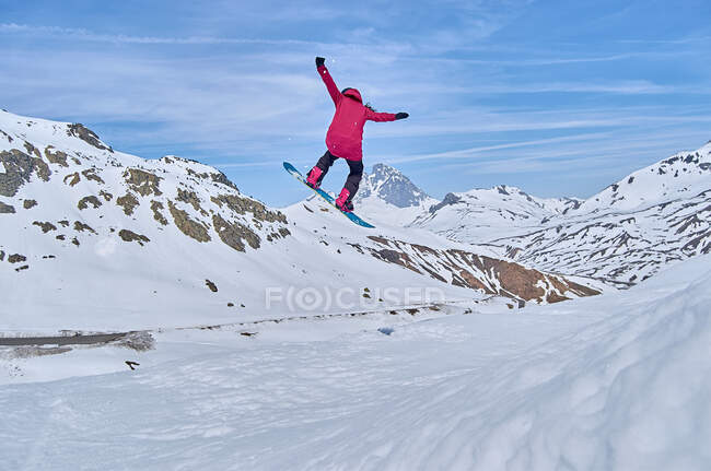 Snowboarder méconnaissable sautant sur la pente — Photo de stock