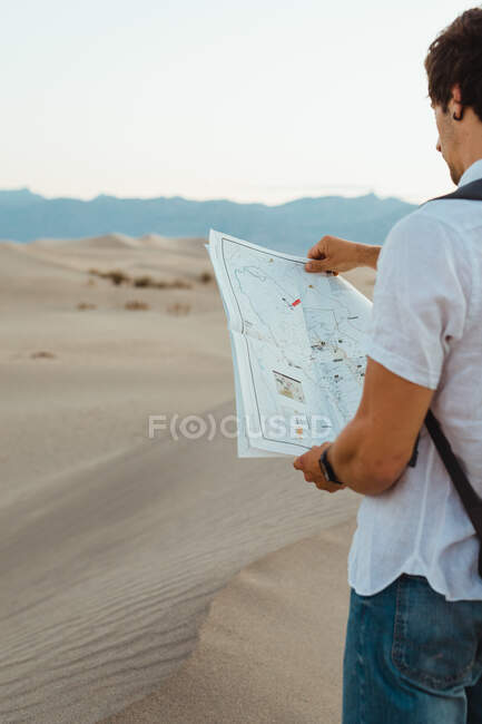 Mann erkundet offene Straße in Sandwüste — Stockfoto