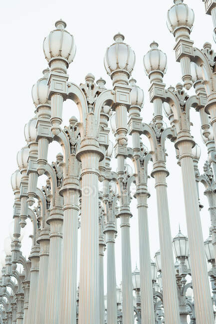 Ряд з високою срібною колоною ліхтар і дотик волосся в Лос-Анг — стокове фото
