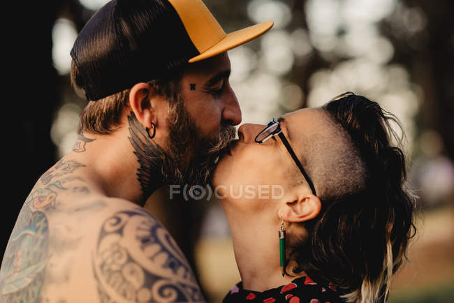 Felice coppia baci sul tempo soleggiato — Foto stock