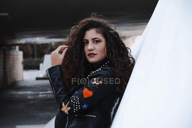 Young woman in rocker outfit looking at camera — Stock Photo