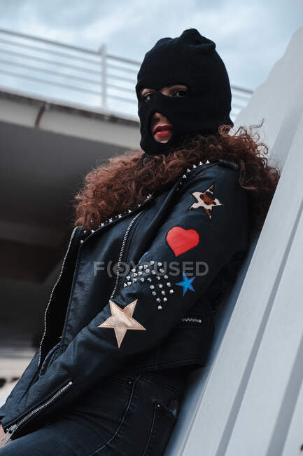 Frau mit Sturmhaube und schwarzer Lederjacke — Stockfoto