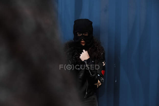 Mulher em balaclava e jaqueta de couro preto — Fotografia de Stock