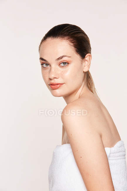 Retrato de mulher linda em toalha — Fotografia de Stock