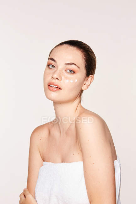 Femme avec crème sur le visage — Photo de stock