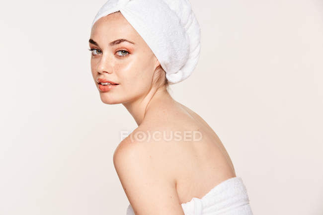 Mujer atractiva con el cuerpo radiante después del procedimiento cosmético - foto de stock