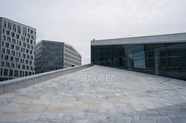 Moderni edifici commerciali e parte del tetto del Teatro dell'Opera di Oslo — Foto stock