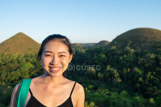 Glückliche Frau steht auf Aussichtsplattform auf Hügel — Stockfoto