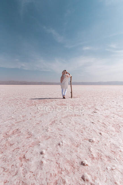 Pensativo turista relajado disfrutando de paisajes inusuales de lago de sal rosa - foto de stock