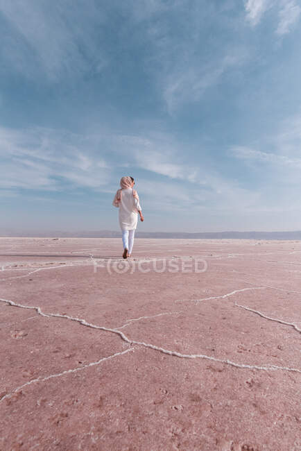 Nachdenklich entspannter Tourist genießt ungewöhnliche Landschaft des rosafarbenen Salzsees — Stockfoto