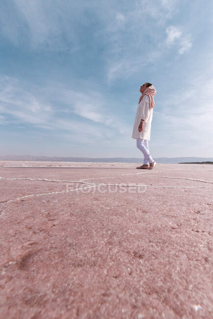 Pensativo turista relajado disfrutando de paisajes inusuales de lago de sal rosa - foto de stock