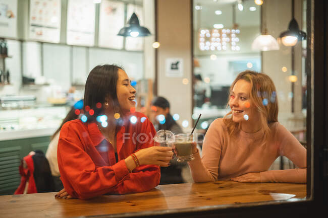 Amici multietnici che parlano nel caffè — Foto stock