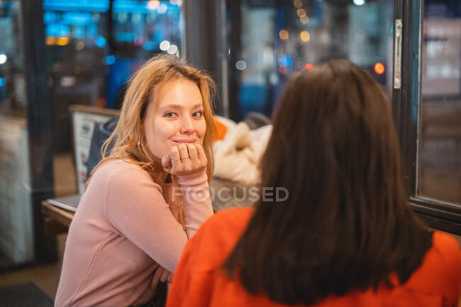 Des amis multiethniques parlent dans un café — Photo de stock
