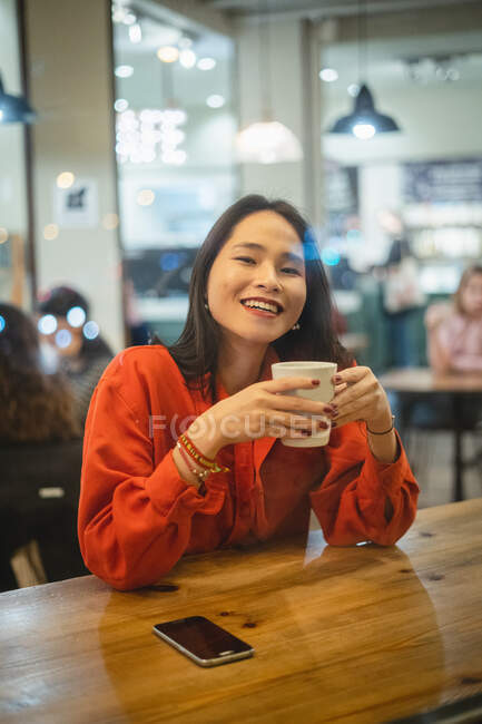 Femme prenant une tasse de café — Photo de stock
