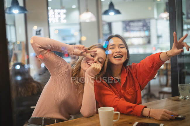 Amici multietnici che parlano nel caffè — Foto stock