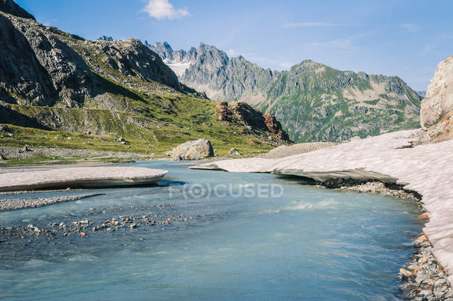 Paisagem incrível de rio fluindo entre pedras entre montanhas na Suíça — Fotografia de Stock