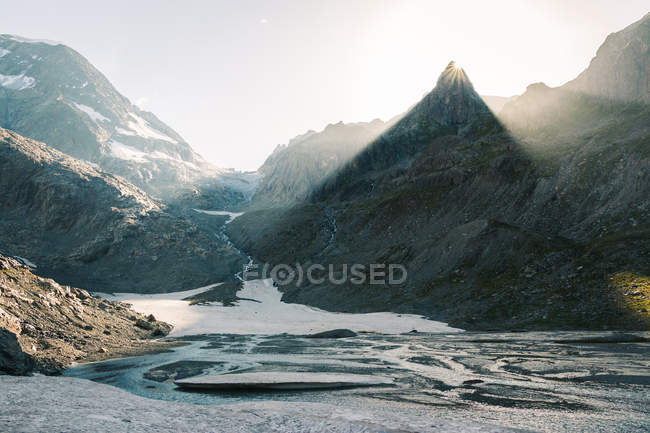 Increíble paisaje de río que fluye entre piedras entre montañas en Suiza - foto de stock