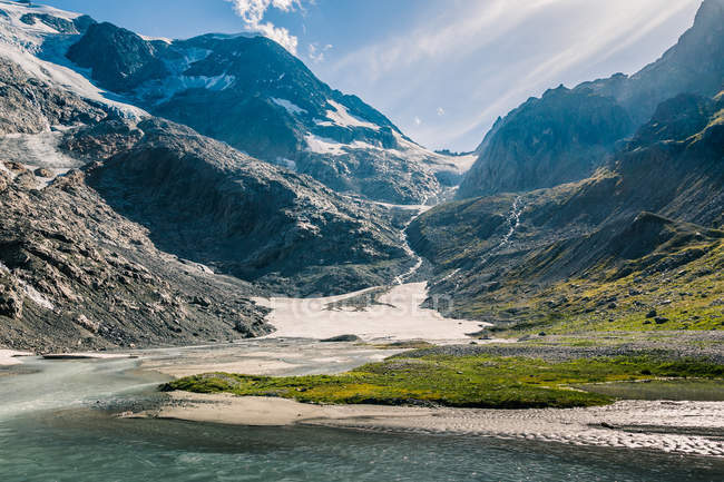Paisagem incrível de rio fluindo entre pedras entre montanhas na Suíça — Fotografia de Stock