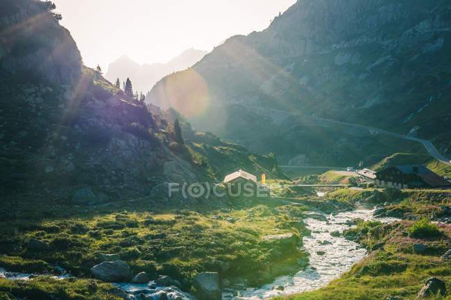 Paesaggio incredibile di fiume che scorre tra le pietre tra le montagne in Svizzera — Foto stock