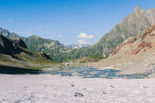 Paesaggio incredibile di fiume che scorre tra le pietre tra le montagne in Svizzera — Foto stock