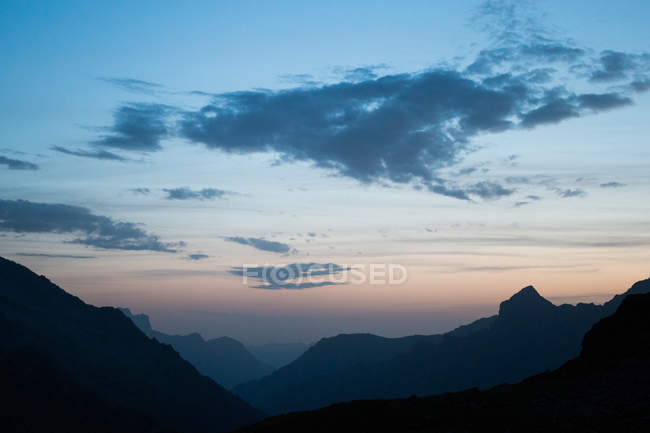 Incredibile paesaggio di silhouette di montagne rocciose alla luce del tramonto in Svizzera — Foto stock