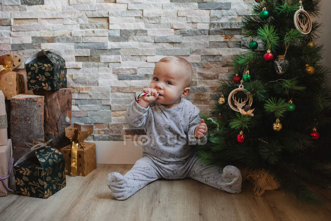 Bambino carino che gioca con le bagattelle dell'albero di Natale — Foto stock