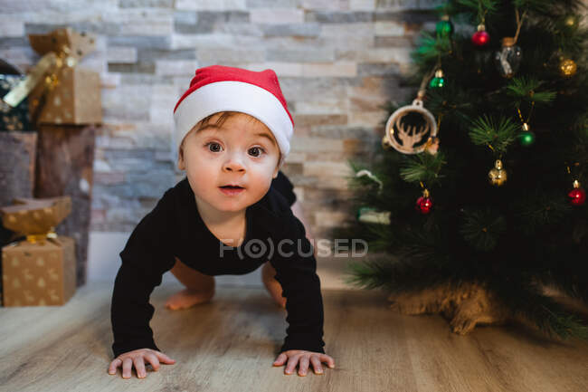 Aufgeregtes Baby mit Weihnachtsgeschenk — Stockfoto