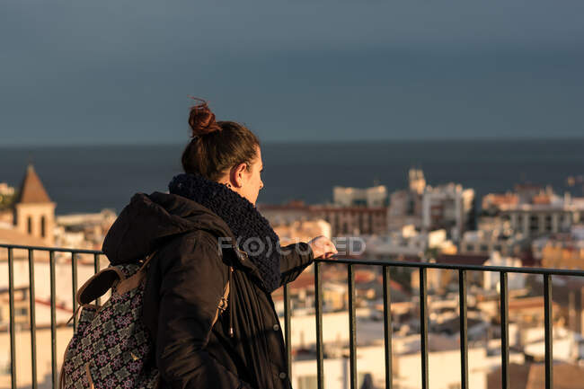 Turista feminina desfrutando de vista da cidade antiga — Fotografia de Stock