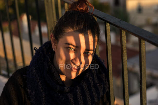 Zufriedene junge Dame mit Schal an sonnigem Tag — Stockfoto