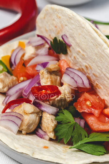 Tacos mexicains faits maison avec légumes frais et poulet sur fond blanc — Photo de stock