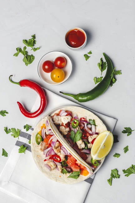 Hausgemachte mexikanische Tacos mit frischem Gemüse und Huhn auf weißem Hintergrund — Stockfoto