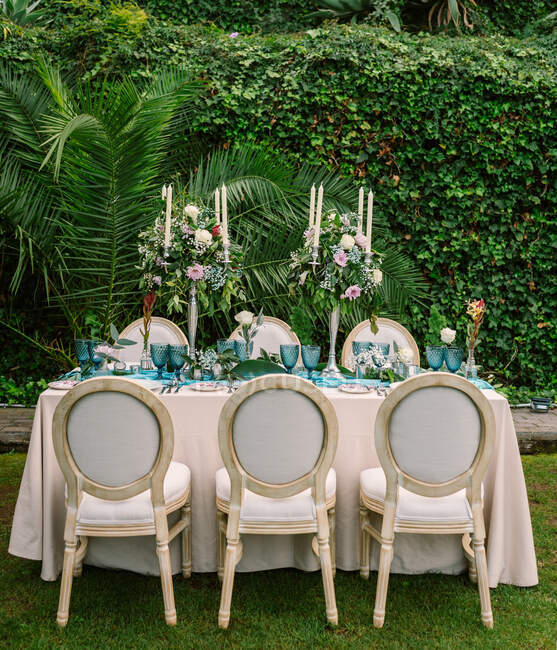 Wedding set up in tropical garden — Stock Photo