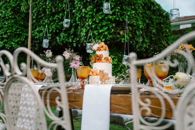 Decoração de mesa de casamento em estilo rústico colocado ao ar livre — Fotografia de Stock