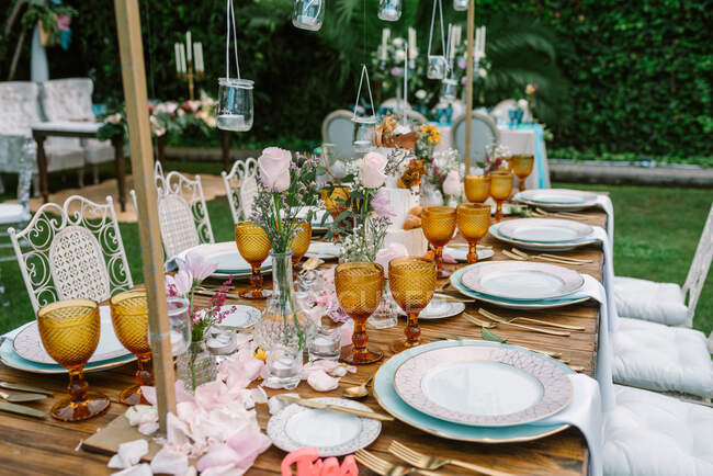 Decoración de mesa de boda en estilo rústico colocada al aire libre - foto de stock