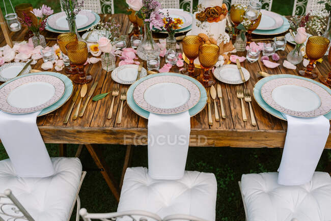Décoration de table de mariage dans un style rustique placé à l'extérieur — Photo de stock
