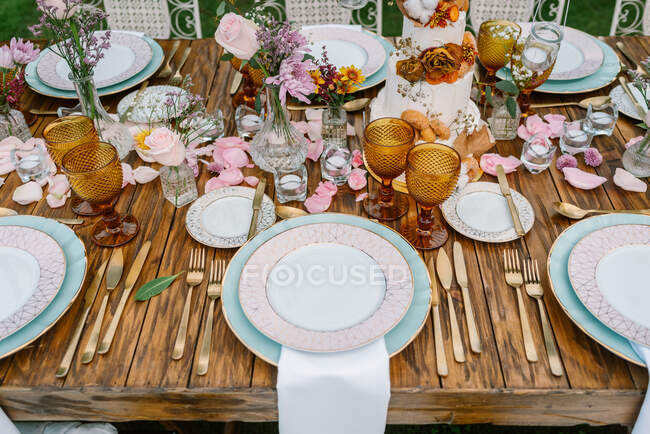 Wedding table decoration in rustic style placed outdoors — Stock Photo