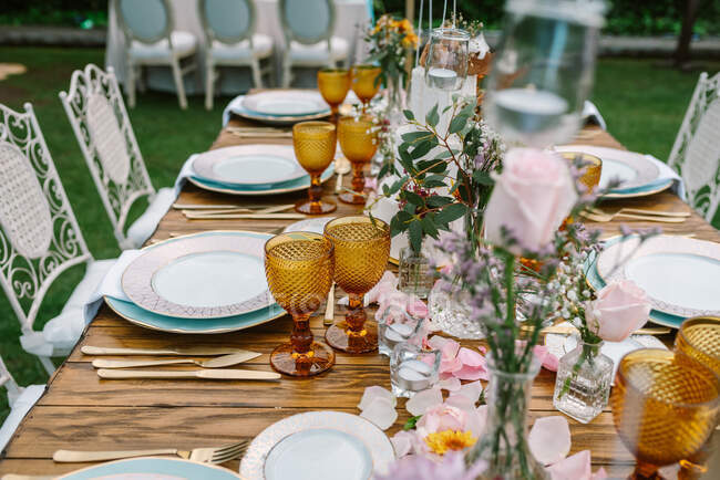 Hochzeitstisch Dekoration im rustikalen Stil im Freien platziert — Stockfoto