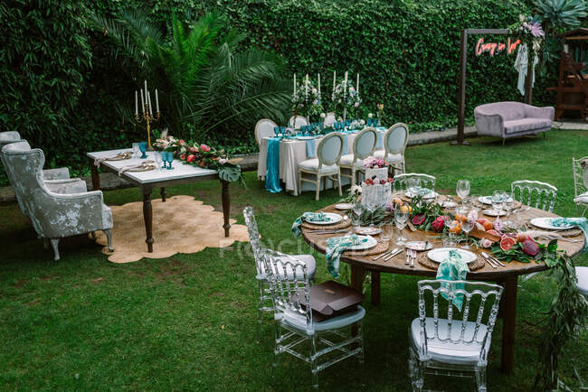 Wedding set up in tropical garden — Stock Photo