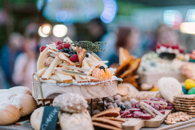 Весільний шведський стіл з пелюстками та цукерками — стокове фото