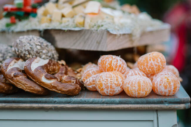 Свадебный стол с канапе и сладостями — стоковое фото