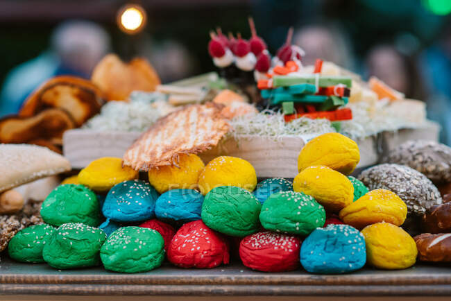 Assortimento di deliziosi dolci colorati serviti sul tavolo sul buffet di caramelle nuziali — Foto stock