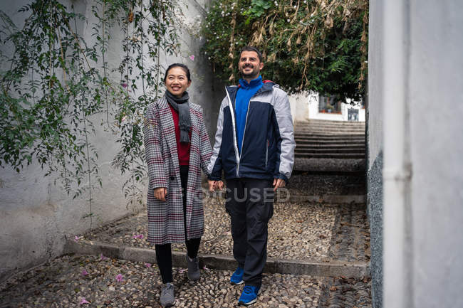 Agradável casal diversificado explorando a cidade antiga juntos — Fotografia de Stock