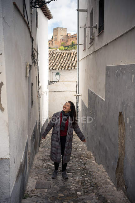 Gioioso turista donna in abbigliamento casual in mezzo alla strada della città — Foto stock