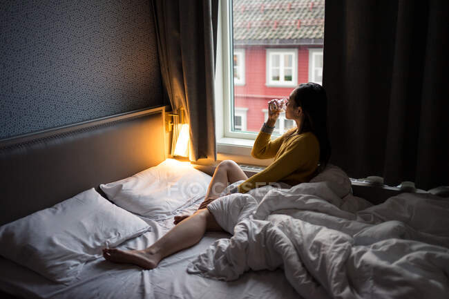 Анонімні жінки у відпустці насолоджуються у вікні під час — стокове фото