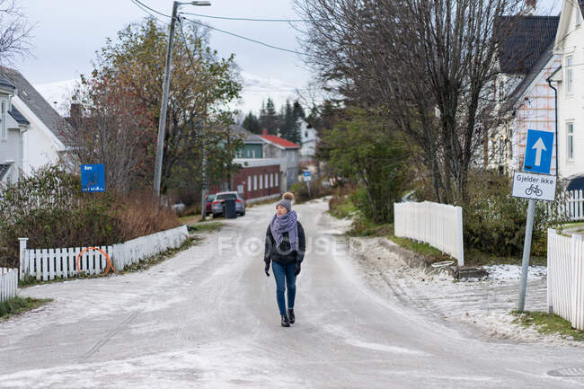 Female tourist in warm wear exploring suburbs of city — Stock Photo
