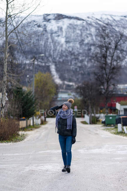 Female tourist in warm wear exploring suburbs of city — Stock Photo