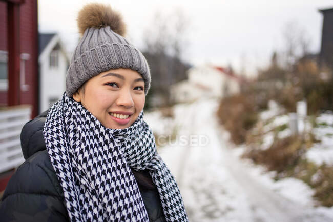 Азиатская туристка в теплой одежде на снежной природе — стоковое фото