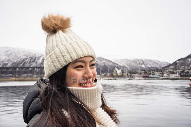 Asiatisches Weibchen in warmer Kleidung im verschneiten Gebirge — Stockfoto